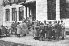 Sur le front Roumain; devant le quartier general : officiers interrogeant des prisonniers..., 1916. Creator: Unknown