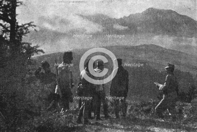'Sur le front Roumain; officiers observant un tir d'artillerie dans les montagnes de..., 1916. Creator: Unknown.