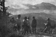 Sur le front Roumain; officiers observant un tir d'artillerie dans les montagnes de..., 1916. Creator: Unknown