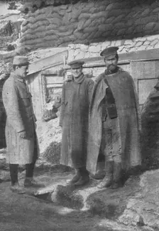 Sur le Front; Soldats russes, prisonniers des Allemands depuis juillet 1915, qui..., 1915. Creator: Unknown