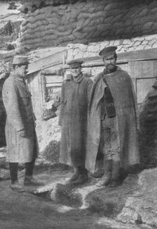 Sur le Front; Soldats russes, prisonniers des Allemands depuis juillet 1915, qui..., 1915. Creator: Unknown