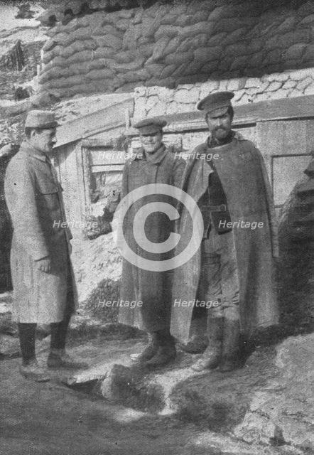 'Sur le Front; Soldats russes, prisonniers des Allemands depuis juillet 1915, qui..., 1915. Creator: Unknown.