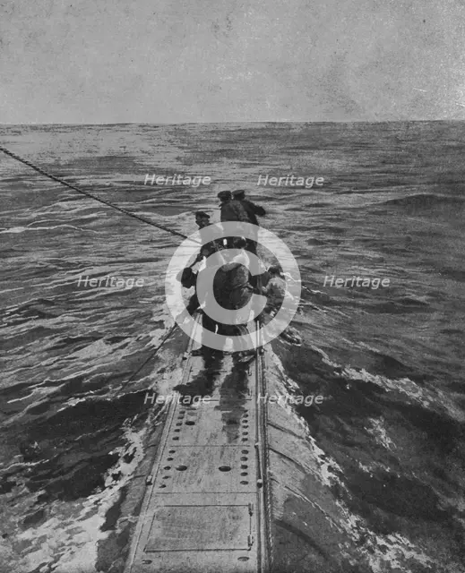 'Sur le pont du sous-marin : les marins britanniques sauvant ceux qui, une..., 1916. Creator: Unknown.