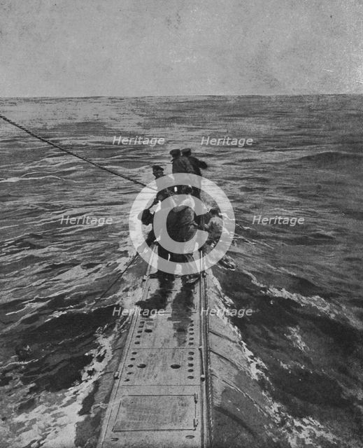 'Sur le pont du sous-marin : les marins britanniques sauvant ceux qui, une..., 1916. Creator: Unknown.