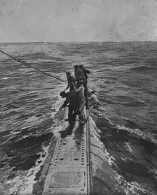 Sur le pont du sous-marin : les marins britanniques sauvant ceux qui, une..., 1916. Creator: Unknown