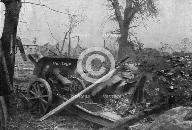 'Sur le rerrain de l'avance Francaise au sud de la Somme; Obusier allemand qui etait..., 1916. Creator: Unknown.
