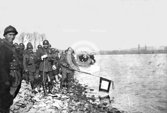 'Sur le Rhin; A Huningue le 21 novembre 1918, la deuxieme division marocaine baigne..., 1918. Creator: Unknown.
