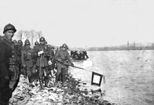 Sur le Rhin; A Huningue le 21 novembre 1918, la deuxieme division marocaine baigne..., 1918. Creator: Unknown