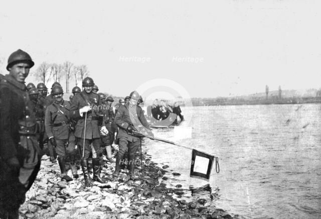'Sur le Rhin; A Huningue le 21 novembre 1918, la deuxieme division marocaine baigne..., 1918. Creator: Unknown.