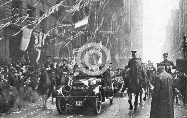 'Sur le Sol Americain; L'arrivee a New-York, le 9 mai, de M. Viviani et du marechal, dans..., 1917. Creator: Unknown.