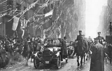 Sur le Sol Americain; L'arrivee a New-York, le 9 mai, de M. Viviani et du marechal, dans..., 1917. Creator: Unknown