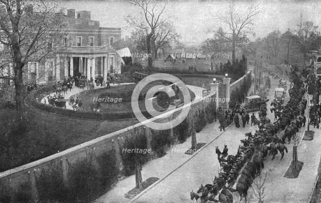 'Sur le Sol Americain; L'arrivee de la mission Joffre-Viviani, le 25 avril 1917, a la..., 1917. Creator: Unknown.