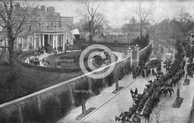 'Sur le Sol Americain; L'arrivee de la mission Joffre-Viviani, le 25 avril 1917, a la..., 1917. Creator: Unknown.