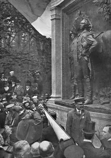 Sur le Sol Americain; Le salut de Joffre a la Fayette 1917. Creator: Unknown