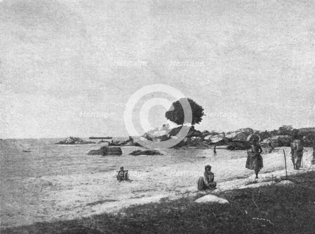 ''Sur les bords lac Victoria pres de Bukoba; Afrique Australe', 1914. Creator: Unknown.