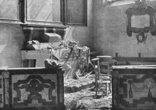 Sur les Routes de L'invasion; Une chapelle de l'eglise de Notre-Dame de Malines 1914. Creator: Unknown