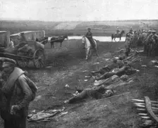 Sur les routes de l'offensive russe (Armee Sakharof) - Blesses russes et autrichiens 1916. Creator: Unknown