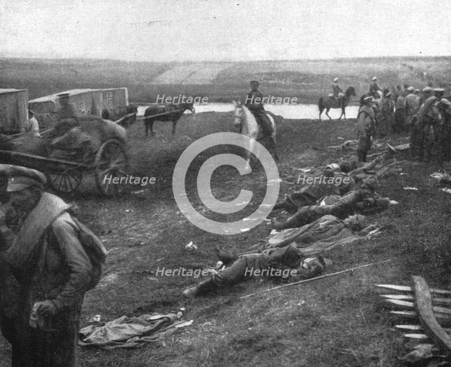 'Sur les routes de l'offensive russe (Armee Sakharof) - Blesses russes et autrichiens', 1916. Creator: Unknown.