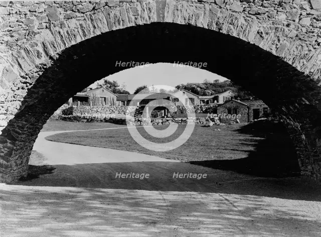 "Surprise Valley Farm," Arthur Curtiss James property, Beacon Hill Road, Newport, Rhode Island, 1917 Creator: Frances Benjamin Johnston.