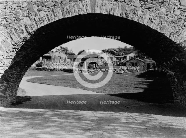 "Surprise Valley Farm," Arthur Curtiss James property, Beacon Hill Road, Newport, Rhode Island, 1917 Creator: Frances Benjamin Johnston.