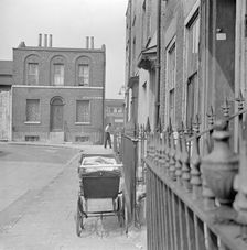 Swedenborg Square, Stepney, London, c1945-c1960. Artist: Eric de Maré