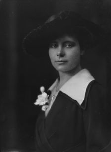Sweeney, Miss, portrait photograph, 1916. Creator: Arnold Genthe