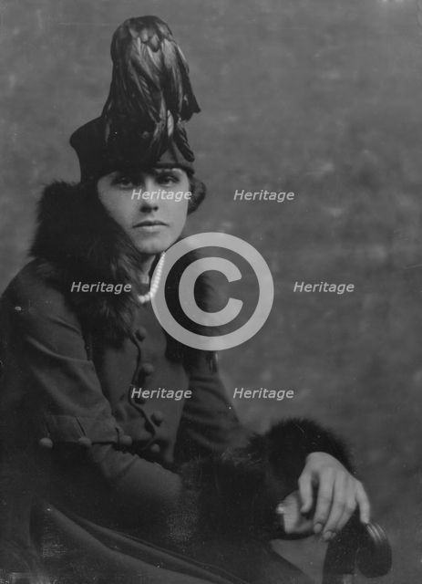 Sykes, Gladys, Miss, portrait photograph, 1916. Creator: Arnold Genthe.