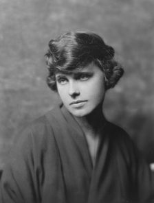 Sykes, Gladys, Miss, portrait photograph, 1916. Creator: Arnold Genthe