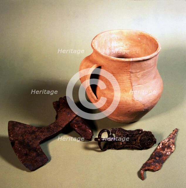 Pot, knife, ax and belt clip. From the Goros Cave in Hueto Arriba (Alava, Spain).