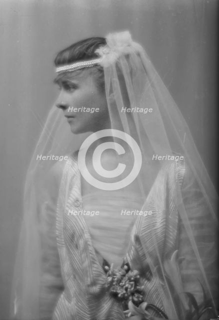 Potter, E.A., Mrs., portrait photograph, 1915 Apr. 5. Creator: Arnold Genthe.