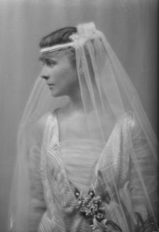 Potter, E.A., Mrs., portrait photograph, 1915 Apr. 5. Creator: Arnold Genthe