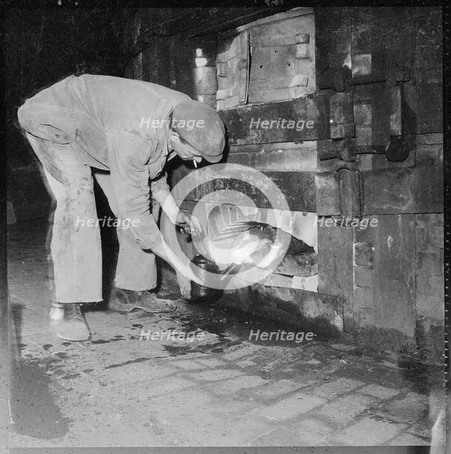 Pottery worker, Stoke-on-Trent, Staffordshire, 1965-1968. Creator: Eileen Deste.