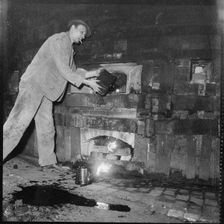 Pottery worker, Stoke-on-Trent, Staffordshire, 1965-1968. Creator: Eileen Deste