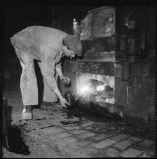 Pottery worker, Stoke-on-Trent, Staffordshire, 1965-1968. Creator: Eileen Deste