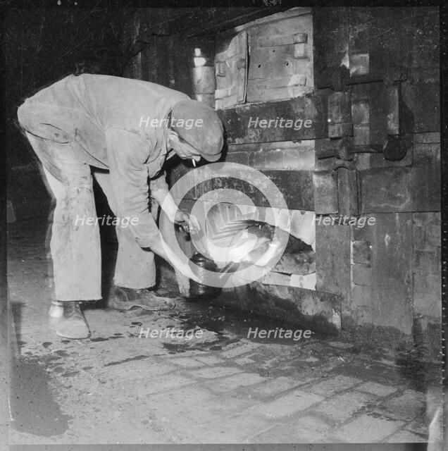 Pottery worker, Stoke-on-Trent, Staffordshire, 1965-1968. Creator: Eileen Deste.