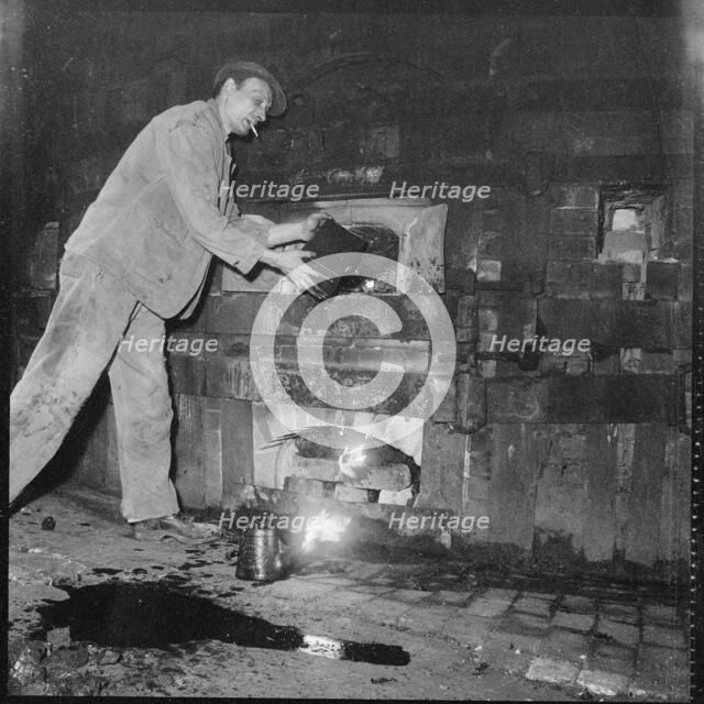 Pottery worker, Stoke-on-Trent, Staffordshire, 1965-1968. Creator: Eileen Deste.