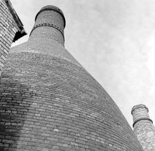 Pottery kiln in Stoke-on-Trent, Staffordshire, 1945-1980. Artist: Eric de Maré