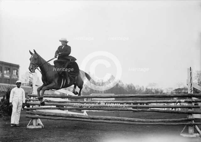 Potts, Mrs. Alan - Horse Show, 1914. Creator: Harris & Ewing.