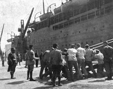 Pour venir combattre sur le front de France; A Marseille, le 21 avril: des prisnniers..., 1916(1924 Creator: Unknown
