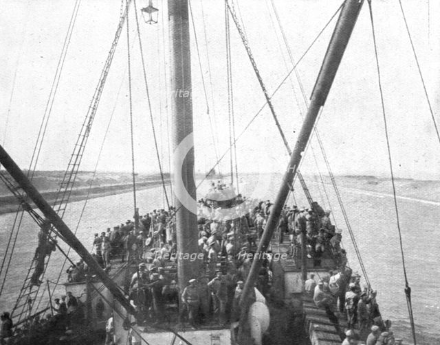 'Pour venir combattre sur le front de France; La traversee du canal de suez par le..., 1916 (1924) Creator: Unknown.