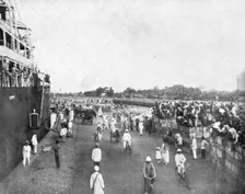 Pour venir combattre sur le front de France; Le 8 mars, escale a Saigon: sur le quai... 1916 (1924) Creator: Unknown