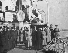 Pour venir combattre sur le front de France; Le 26 fevrier a Dalny: officiers..., 1916 (1924) Creator: Unknown