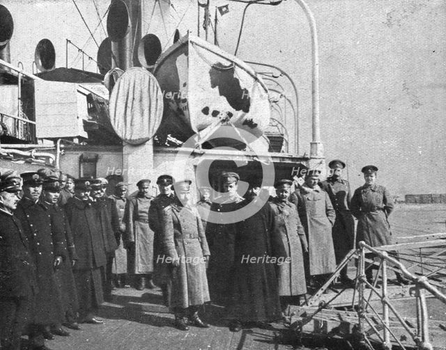'Pour venir combattre sur le front de France; Le 26 fevrier a Dalny: officiers..., 1916 (1924) Creator: Unknown.