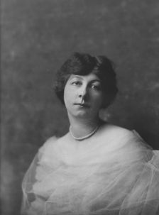 Powell, Walter, Mrs., portrait photograph, 1917 Apr. 10. Creator: Arnold Genthe