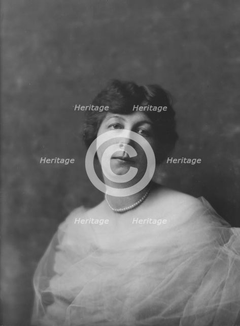 Powell, Walter, Mrs., portrait photograph, 1917 Apr. 10. Creator: Arnold Genthe.