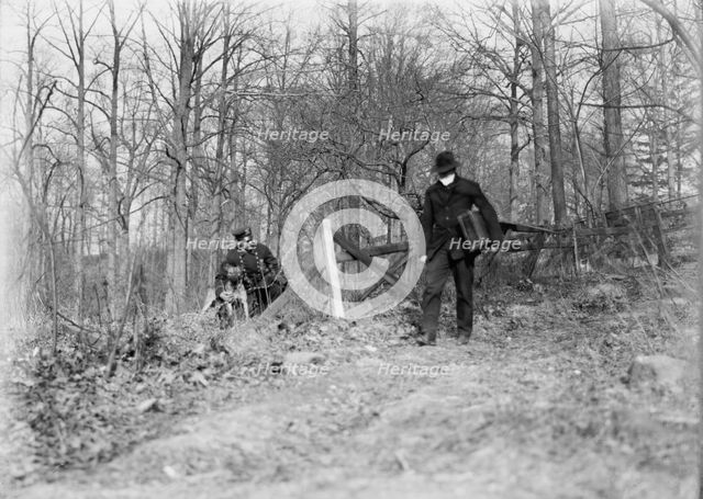 Policeman, police dog, waiting for thief, New York City, 1912. Creator: Bain News Service.