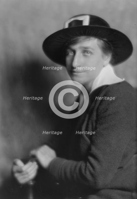 Pollock, W., Miss, portrait photograph, 1914 Nov. 16. Creator: Arnold Genthe.