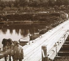 Pontoon bridge over the River Aisne at Venizel, Aisne, France, c1914-c1918