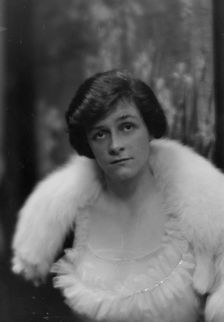 Poor, M., Miss, portrait photograph, 1913. Creator: Arnold Genthe