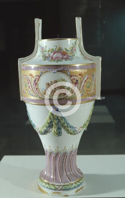 Porcelain vase, made by Buen Retiro Factory (1769-1812).
